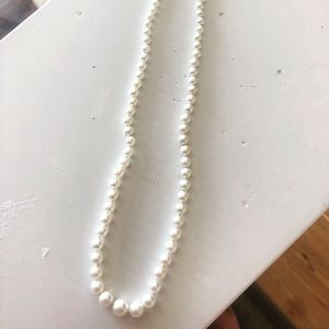 Cultured pearly, graduated necklace